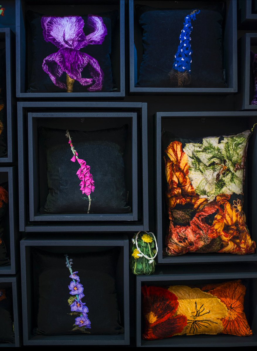 designlondon's tweet photo. #100design exhibitor #LindsayTaylor a British embroiderer, upholsterer, cushion designer and artist brought an exquisite range of products to the show in 2017. Utilising her brilliant, beautiful and exceedingly British designs.
#embroidery #homedecor #upholstery #interior https://t.co/riufpWddNk