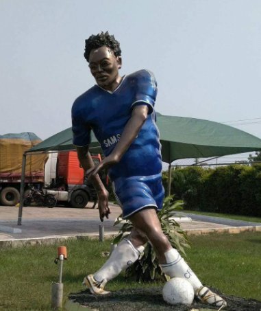 AdamNewson's tweet image. Assume the designer of this Michael Essien statue was using FIFA 99 as their inspiration