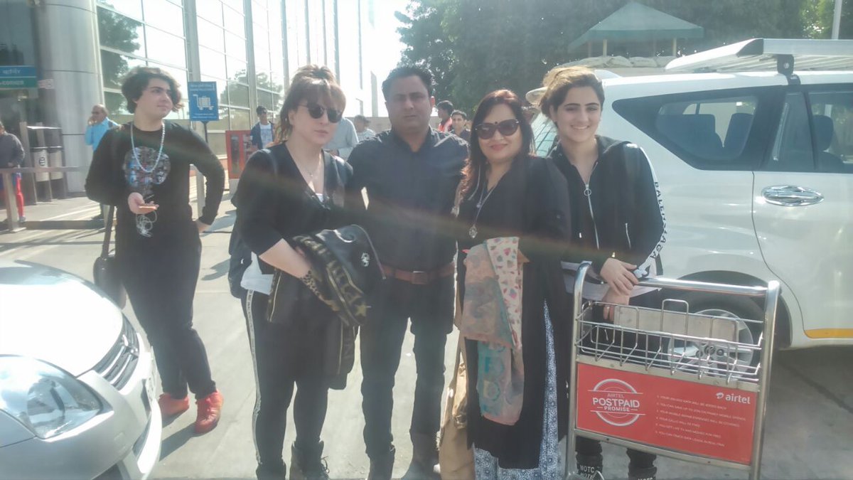 Kabaddithefilm's tweet photo. Look who’s arrived? It’s none other than Vasundhara aka our lead actress @Dianaaakhan  &amp; her squad with director SP Nimbawat making an entry in Jaipur for the promotions &amp; premiere of #Kabaddi distribution by @Rsabharwal09's, Prince Movies https://t.co/dlXiyZNi9C