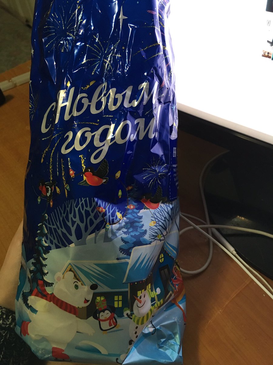 puff_pluff's tweet image. Я ВСЕ ЕЩЁ РЕБЁНОК!!
Маме на работе дали подарки для нас с братом