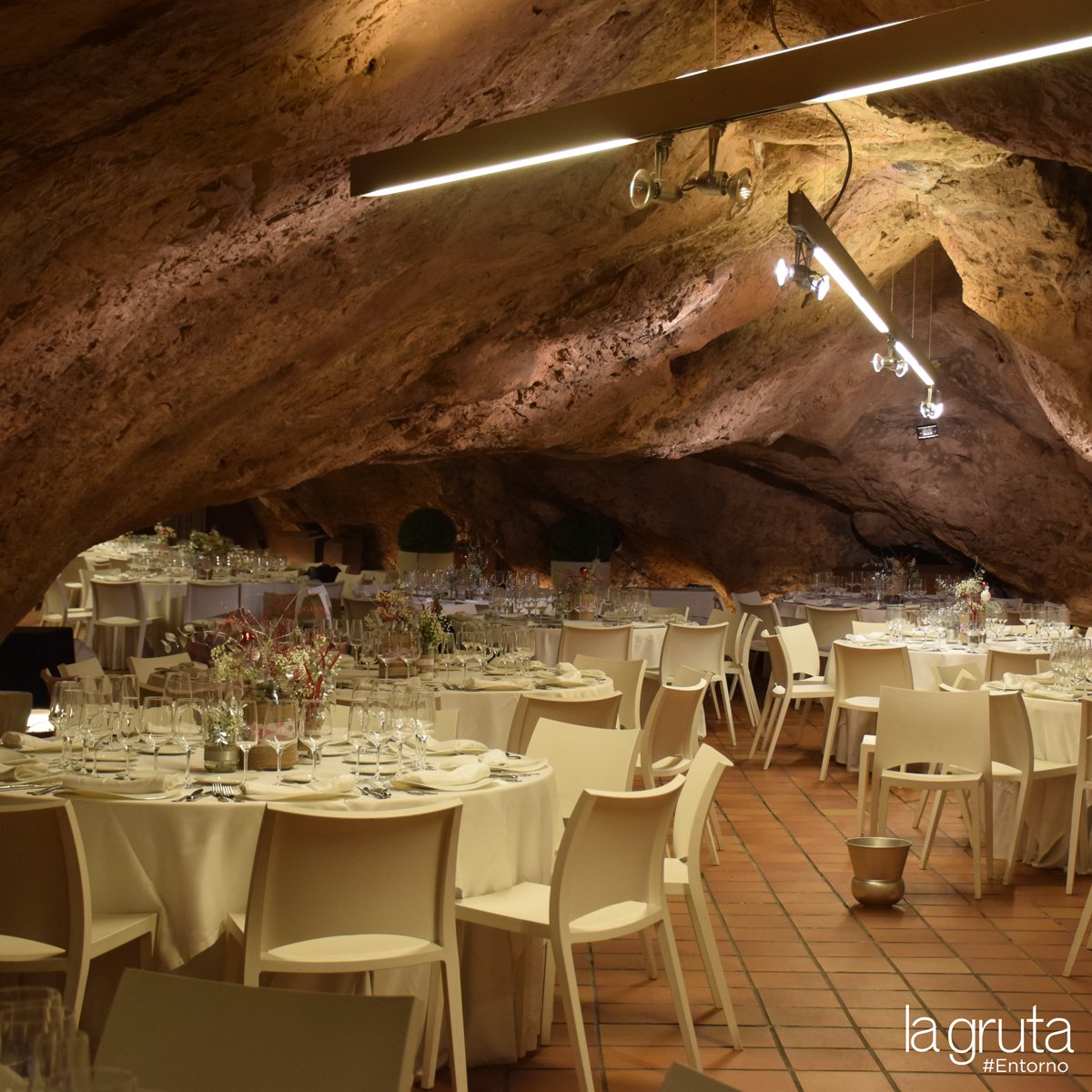 LagrutaRestaur's tweet photo. Apúntate a vivir una experiencia única, porque no todo el mundo puede decir que ha comido en una cueva natural 🗻

Ven a visitarnos y descubre nuestro entorno: naturaleza, fauna y flora se unen para dar paso a un lugar auténtico 👇

#RestauranteLaGruta #LaGrutaEntorno https://t.co/WlzJ1Wjyom