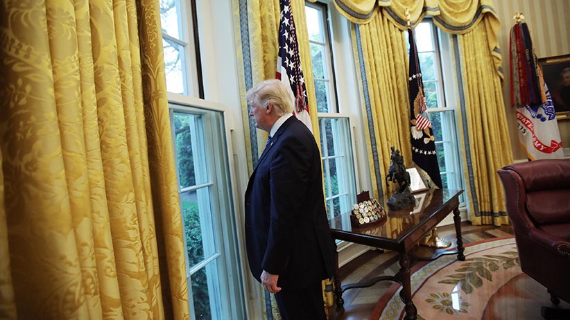 AndreTheViking's tweet photo. He thinks this window is a painting. https://t.co/MIKvWBTerD
