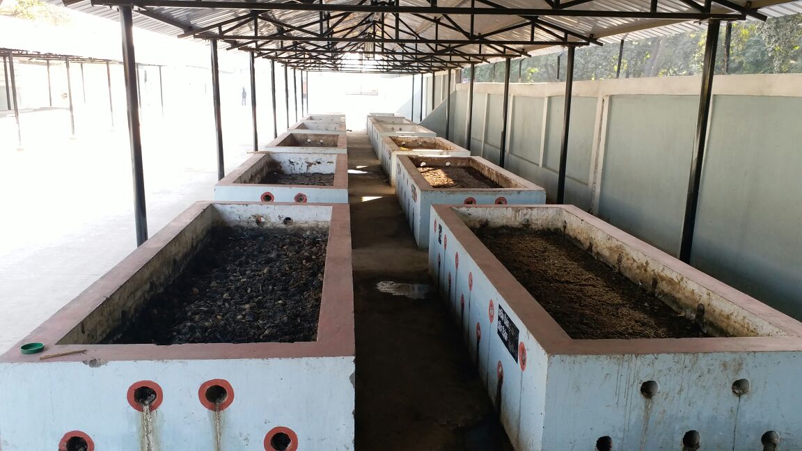 SwachhIndore's tweet image. चोईथराम मण्‍डी स्थित सिटी कम्‍पो‍स्‍ट यूनिट में  कम्‍पोस्‍ट तैयार किया जा रहा है। #SwachhBharat #MyCleanIndia #sbmump1 #IndoreRahegaNo1 #SwachhSurvekshan2018