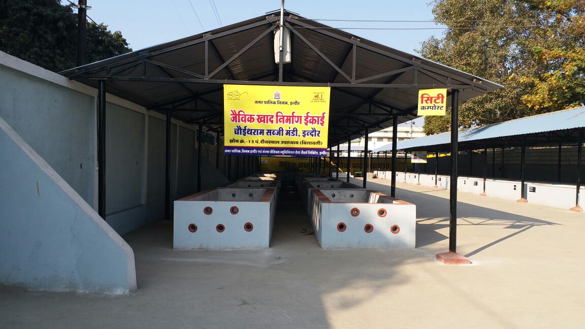 SwachhIndore's tweet image. चोईथराम मण्‍डी स्थित सिटी कम्‍पो‍स्‍ट यूनिट में  कम्‍पोस्‍ट तैयार किया जा रहा है। #SwachhBharat #MyCleanIndia #sbmump1 #IndoreRahegaNo1 #SwachhSurvekshan2018