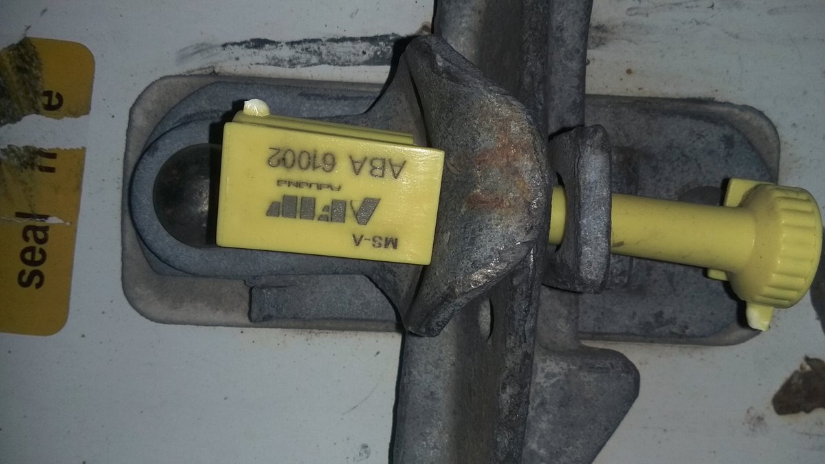 NVWA_Import's tweet photo. #importkeuring het is belangrijk om #overeenstemming te kunnen maken tussen de partij en het certificaat. In dit geval foute zegel- en container nr. op certificaat vermeld. Herstelbare omissie, nieuw certificaat aangevraagd. Partij inmiddels aangehouden. https://t.co/Z6BoD5w36o