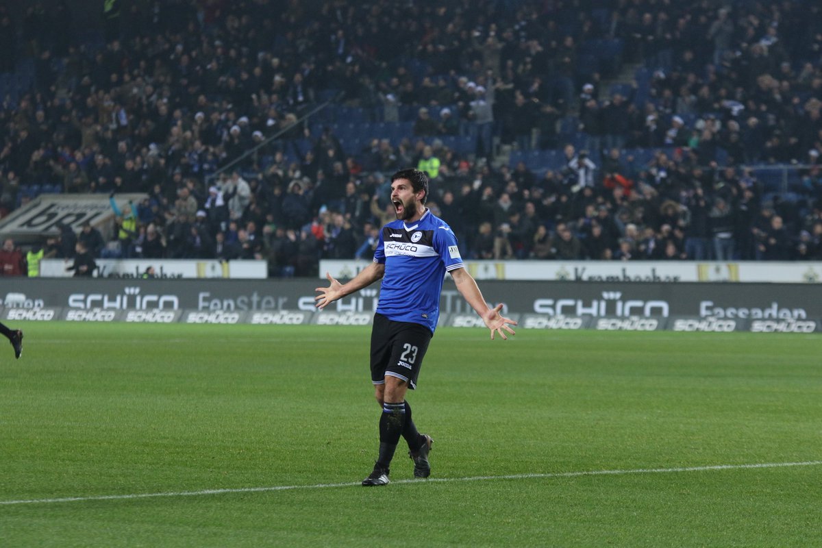arminia's tweet photo. Endlich dürfen wir mal wieder unsere Qualitäten im Voting unter Beweis stellen: Florian Dick ist mit seinem 2:0 gegen St. Pauli für das Tor des Monats Dezember nominiert. Bis Sonntagabend können wir voten: Hier geht´s lang: https://t.co/5OsrzaWkbx

#immerdabei https://t.co/HdWJdvvHf8