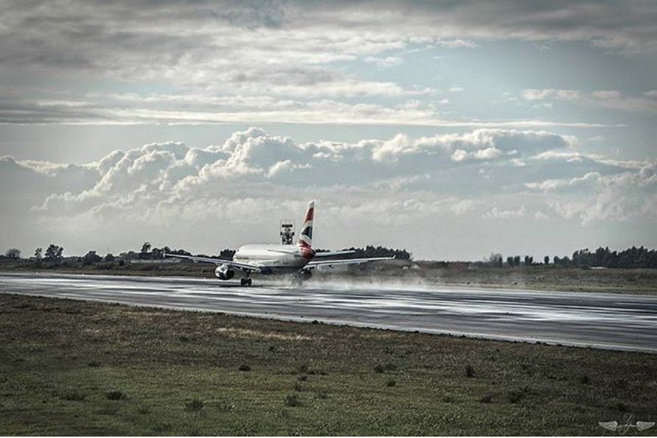 AeroportidiRoma's tweet image. Atterraggio bagnato, atterraggio fortunato

Foto da: bit.ly/2CfrgTg