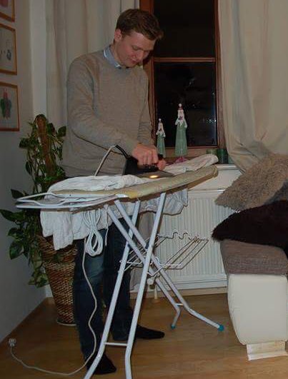 Ewa Ernst Dziedzic A Twitter Alle Schon Gesehen Hier Die Innovative Wg Der Jungen Ovp Manner Bugeln Ohne Strom Mit Einem 1950er Bugeleisen Die Ministrantenkutte Wow T Co Krpaanqtrn
