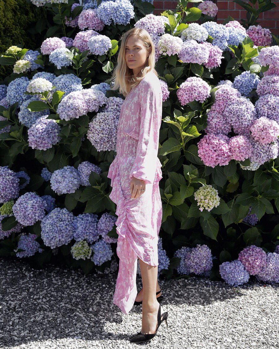 Garden party <a href="/shopbop/">Shopbop</a> bit.ly/2CIZ6AV