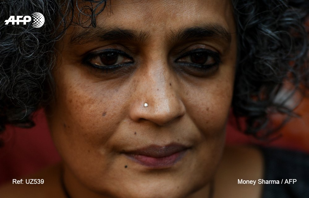 Vingt ans après le succès planétaire de son "Dieu des Petits Riens", l'écrivaine et militante de gauche indienne Arundhati Roy revient à la fiction avec un très attendu second roman, plus brûlant et politique que jamais u.afp.com/4vGi par <a href="/alexandremd/">Alexandre Marchand</a> #AFP