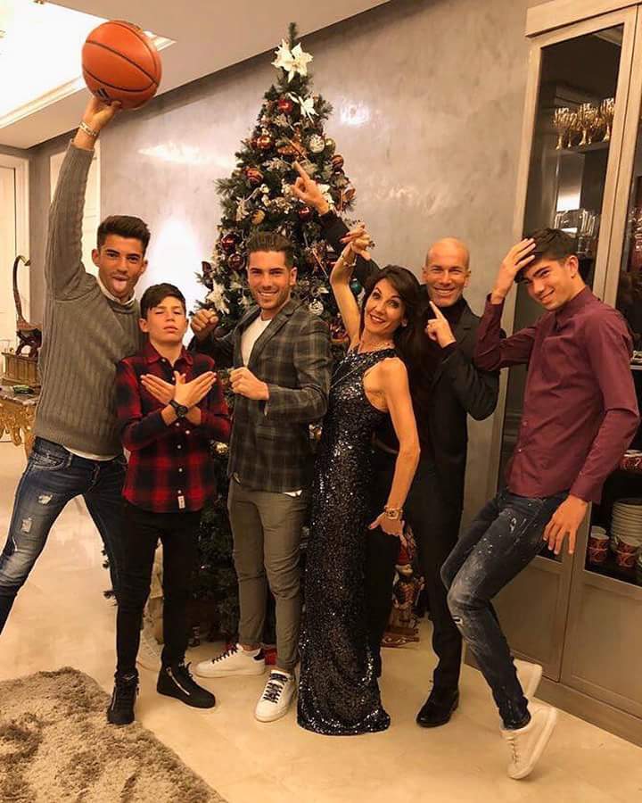 St_leandre's tweet photo. Chez les Zidane, il ya un Michael Jordan, un Nicolas Anelka, un Mike Tyson, une Griezmann, un Usain bolt et un Michael Jackson https://t.co/4taWGu7B8W