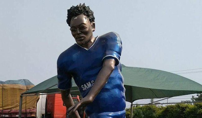 GOAL_ID's tweet photo. Gelandang @persib Michael Essien dibuatkan patung. Ini penampakannya, ada yang aneh?

(📸: @addojunr)
https://t.co/qM1hHsIDp2