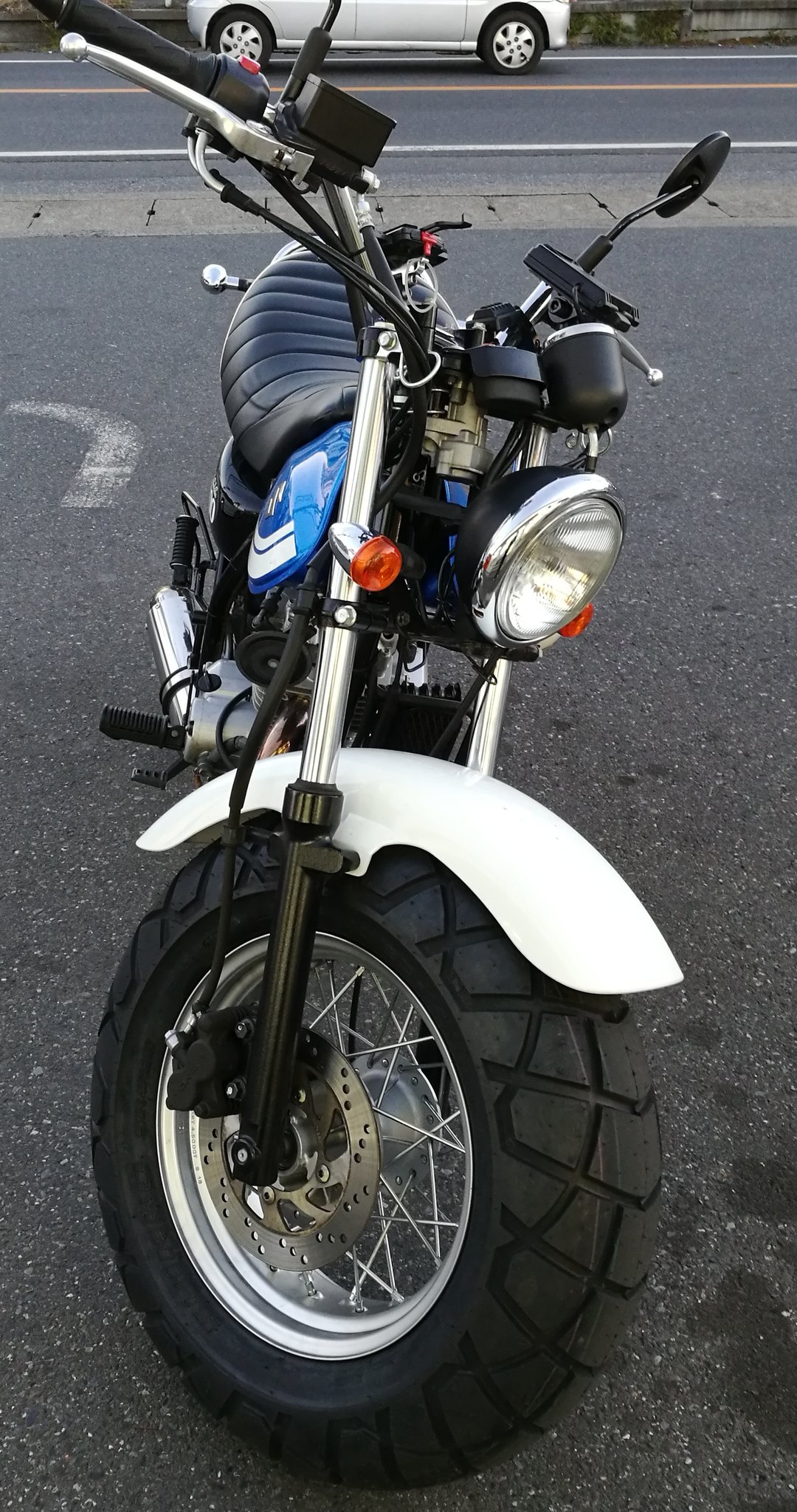 Twitter पर かけぽん バンバン0 のタイヤをシンコーsr428に変更して0キロちょっと走ってのの感想は 道路の文字でリアが滑らない 溝のある道路でハンドル取られない 燃費少しいいかも とにかくリアが滑ることが多かったので そこを気にしないで