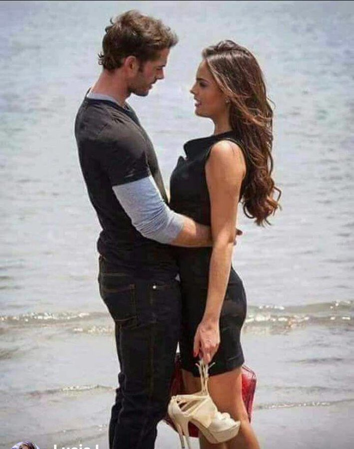 اشتاقك يـا نبــض القلـب الدافىء <
يـا نبع الحب يانغم للـــروح شافى <
فـى بعـــــادك تداعبنى الذكريـات <
لـ تروى لى عن عشقنـا حكايـات <
فــــ تصرخ الروح بــ أعــذب الأهـات <
أهاً من الشوق أهاً مــن الحنيــن <
أهـاً و ألف أهـاً ... مـن الانيــن <
اهاً يا كل عمرى و عشق السنين