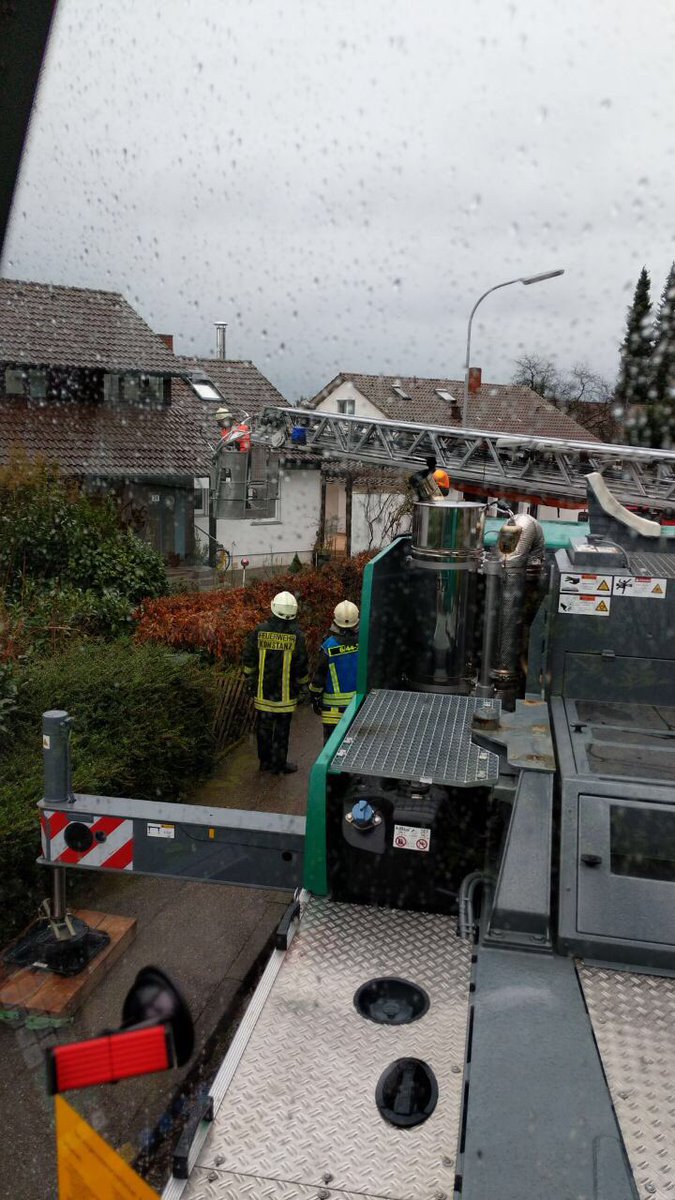 GArbeitsbuhnen's tweet photo. Stürmisch und Gefährlich heute, Robert und die Feuerwehr von Konstanz haben Noteinsatz, ein Baum droht auf auf ein Haus zu stürzen. 🏡
Gräber Team wünscht Ihnen einen schönen und sicheren Tag.
#gräber #grün #konstanz #noteinsatz #feuerwehrkonstanz #robert #stürmisch #wetter https://t.co/khmeXet5iI