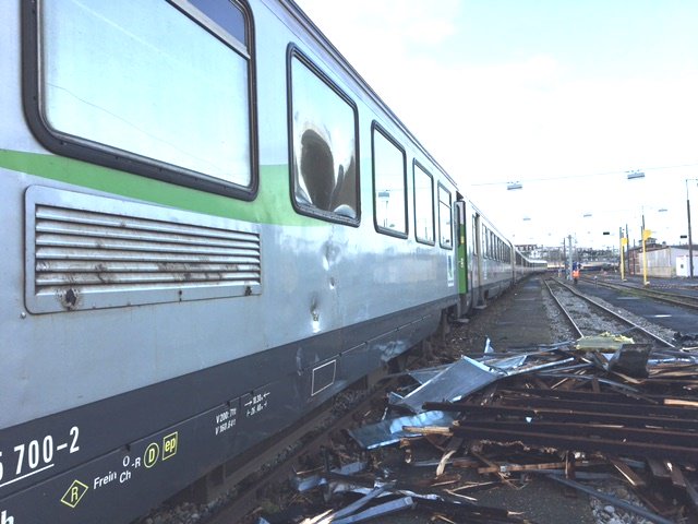 SuccabEric's tweet photo. #tempeteEleanor le toit du technicentre de #Clichy qui entretient les trains #Intercités #Normandie s'est envolé sous la violence des vents. 
Grand merci aux #pompiers pour leur aide et leur soutien.
Courage aux équipes EPTIC #SNCF du site. https://t.co/0qvhUzBdO5
