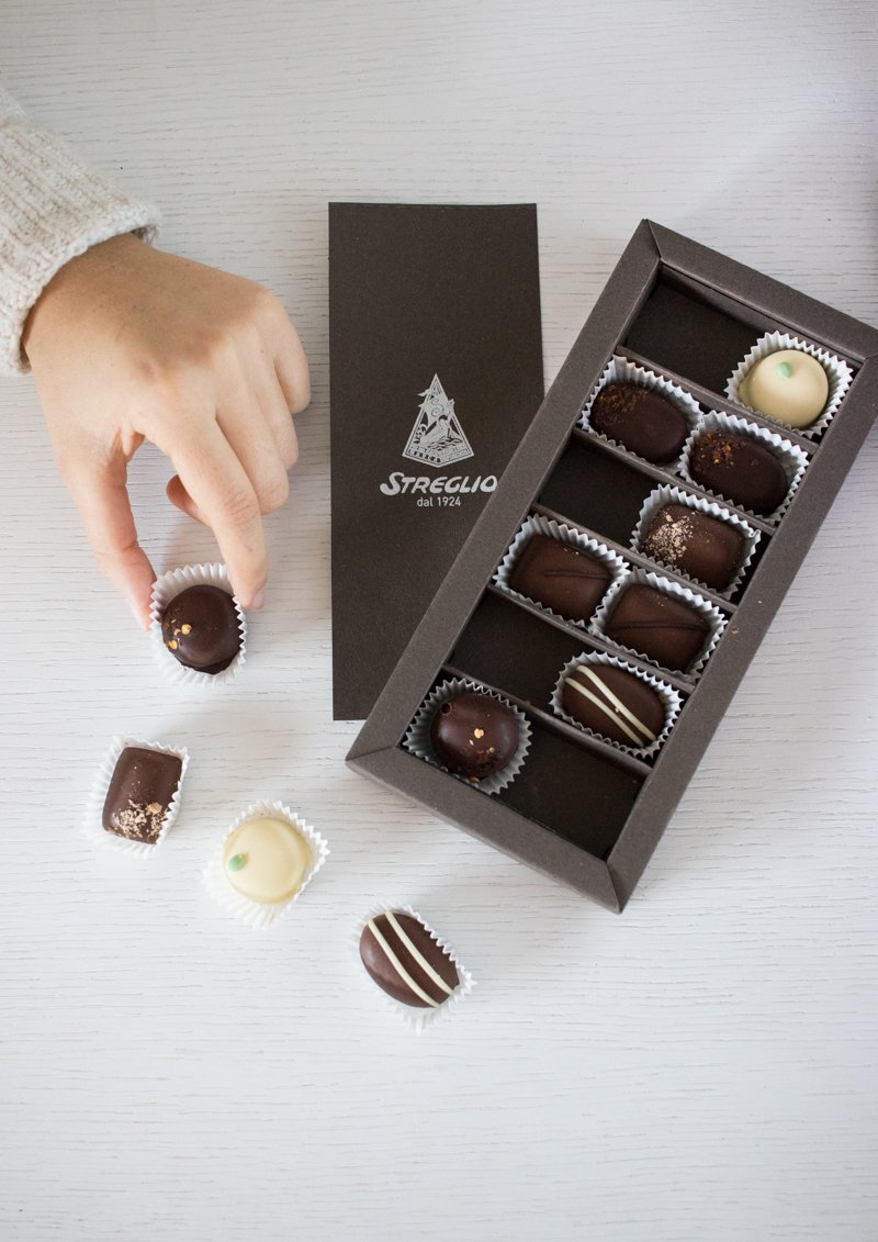 streglio1924's tweet photo. Una dopo l'altra, assaporando forme, sensazioni e consistenze sempre diverse...tutto il meglio della #pralineria #Streglio, artigianale, made with love https://t.co/YbUIAx94rK