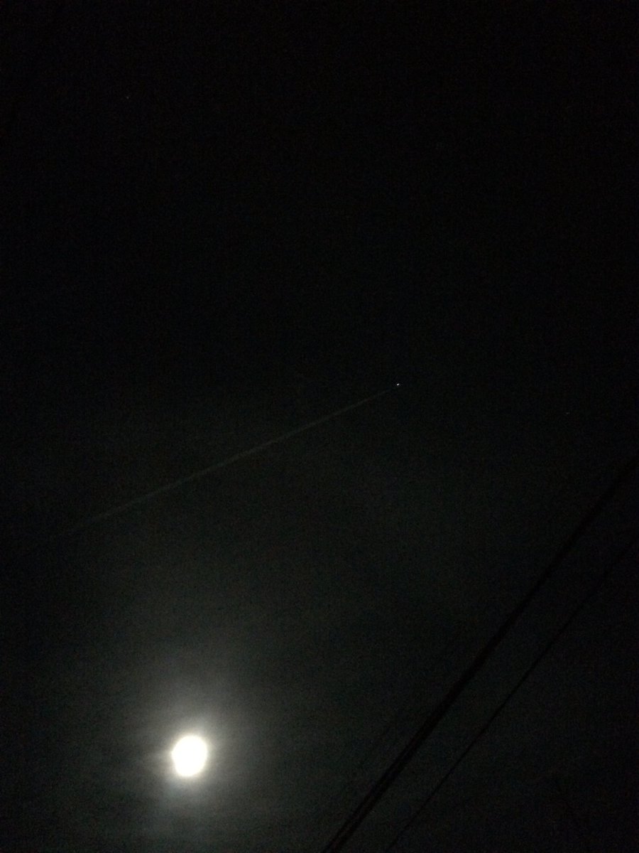 イガラシハジメ 夜に飛行機雲って珍しい気がする 見えづらいから気がつかないだけかな