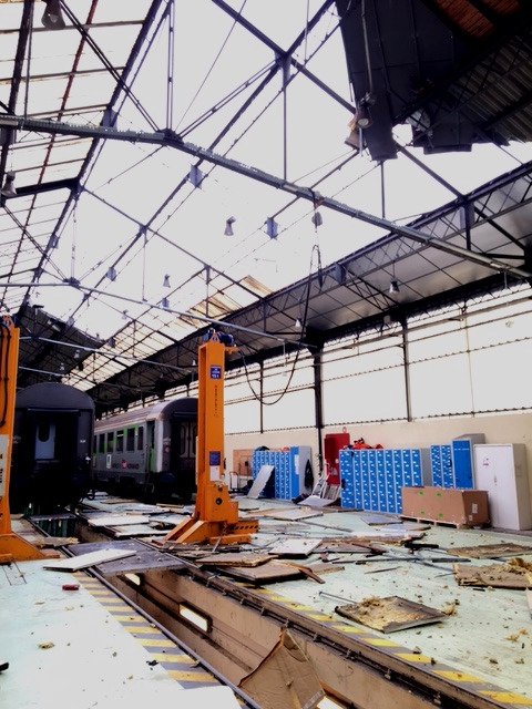 SuccabEric's tweet photo. #tempeteEleanor le toit du technicentre de #Clichy qui entretient les trains #Intercités #Normandie s'est envolé sous la violence des vents. 
Grand merci aux #pompiers pour leur aide et leur soutien.
Courage aux équipes EPTIC #SNCF du site. https://t.co/0qvhUzBdO5