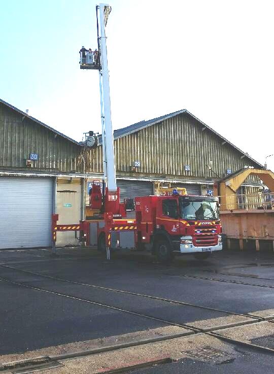 SuccabEric's tweet photo. #tempeteEleanor le toit du technicentre de #Clichy qui entretient les trains #Intercités #Normandie s'est envolé sous la violence des vents. 
Grand merci aux #pompiers pour leur aide et leur soutien.
Courage aux équipes EPTIC #SNCF du site. https://t.co/0qvhUzBdO5