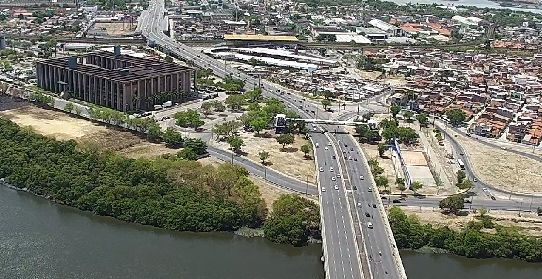 Ambos os sentidos da Ponte José de Barros Lima fluem sem retenção, na altura do Fórum, às 9h47. #transitoRecife
