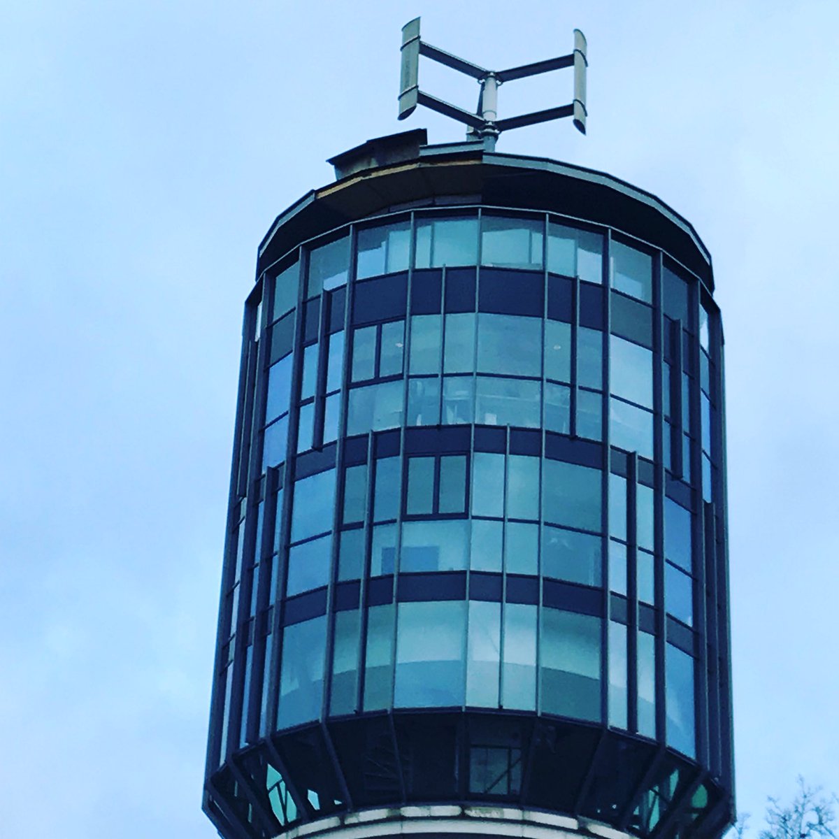 Zware platen los gewaaid bovenop de watertoren in Bussum. Zelfs al het treinverkeer ligt stil.