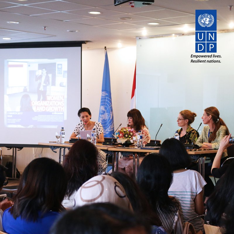 UNDPIndonesia's tweet photo. @IDstudentjob 8.d. @IDStudentJob Dengan begitu, kamu dapat lgsg berkontribusi dlm penyusunan dan pelaksanaan program2 pembangunan utk mewujudkan #SDGs di Indonesia, melalui interaksi dgn pemangku kepentingan dan tugas2 yg km kerjakan saat magang. Tentu dgn bimbingan para ahli di UNDP #IDStalk https://t.co/W1TFqjSwWk