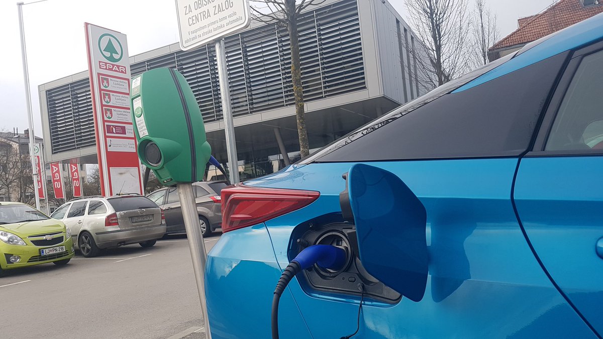 Električna polnilnica pred trgovskim centrom je magnet. Toda ker že dolgo ne dela, grem po kruh in mleko drugam <a href="/SiolNEWS/">SiolNET Novice</a> <a href="/SiolAVTOMOTO/">SiolNET Avtomoto</a> <a href="/SparSlovenija/">Spar Slovenija</a> #Zalog