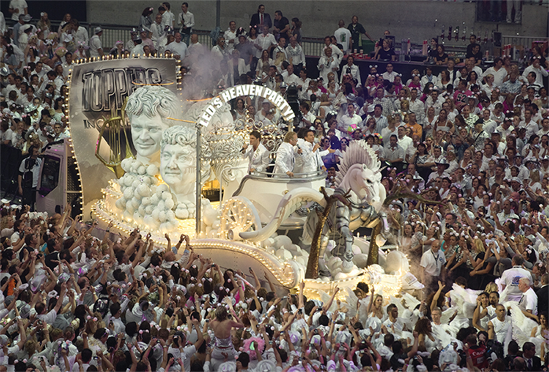 4C Creative Cad Cam Consultants beheerst het 3D scannen tot in de  puntjes. De foto hieronder is een opdracht die zij deden voor de toppers: de heren scannen, verschalen tot 1.5 meter groot en de modellen met een robotfrezer maken. Maak kennis met 4C op Be Orange!