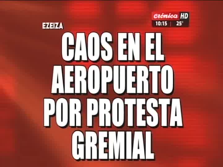 CronicaTV's tweet photo. #PlacasRojas | Caos en el #Aeropuerto por #ProtestaGremial https://t.co/iJI4dwMccY