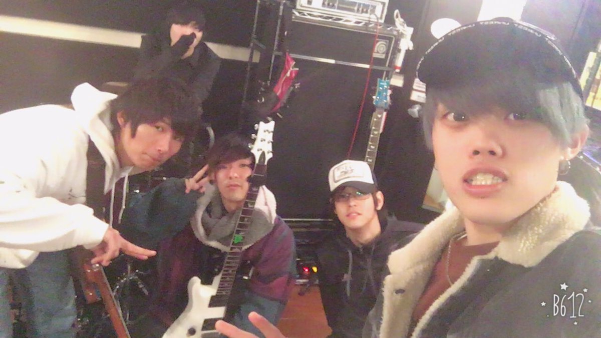 SenUni_aichi's tweet photo. 新年あけましておめでとうございます🎍🎍

Sense of Unity
今年最初で最後のスタジオでした！

そして！！
センユニから皆さまへ
ライブハウス限定で
 " お年玉 " があります✨✨

AKEOME FES!!!2018
お待ちしてます！
よろしくお願いします！！

#センユニ https://t.co/qRQbNZdwxx