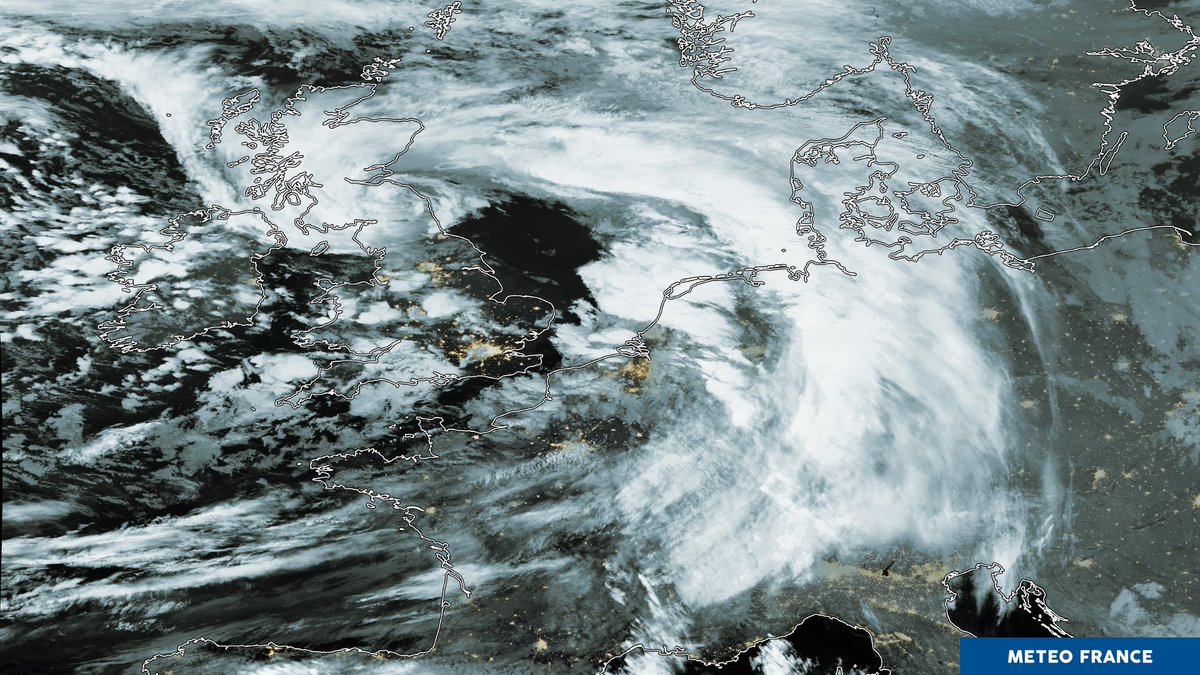 meteofrance's tweet photo. Vu de l'espace || Vue nocturne de la #tempête #Eleanor 😮 https://t.co/YOAQei089e