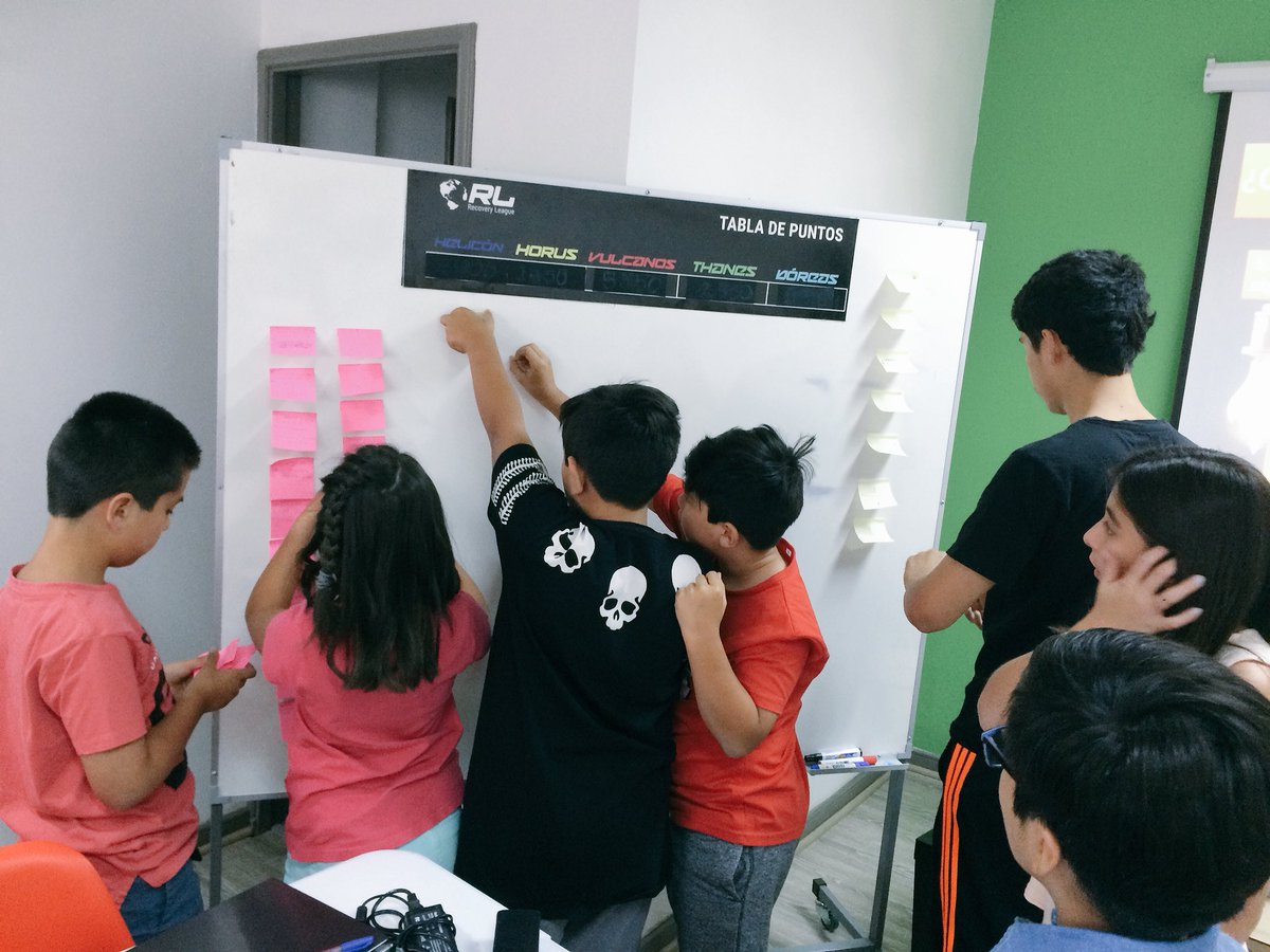 globalEsQoK's tweet photo. Generando un #PostItwall con #algoritmos en el taller de #LEGO Mindstorms https://t.co/ResV71Oyh7