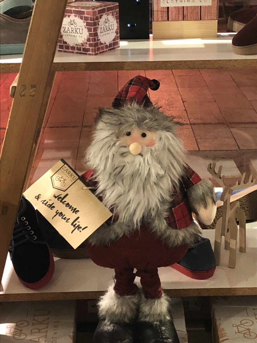 zarku's tweet photo. 🎄 ¡Hasta que terminen las Navidades te esperamos en el Mercado de Tapinería de Valencia! 👟 ¿Aún no nos has visitado? ✌ https://t.co/FHQVAdSGna