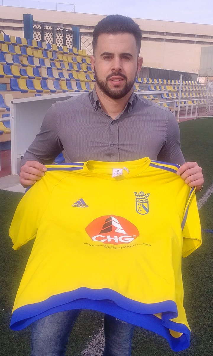 cddenia's tweet photo. Imatges de la presentació del jugador Jaime Contreras @Jcontrerassss este matí a les 12 hh en el #DiegoMena #AmuntDénia #Dénia #Creantil·lusió https://t.co/xaKtHFvuss