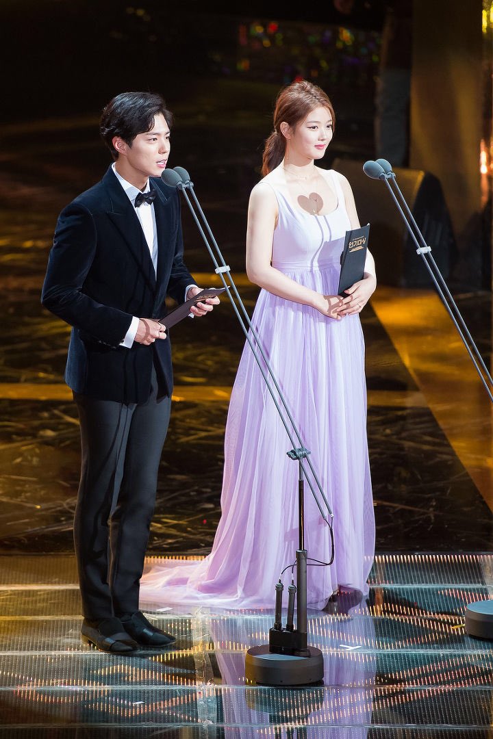 iamwilmaedic05's tweet photo. 171231..[180101] You cannot hide your feelings because Love 😍 will shine through..#LoveintheMoonlight
#ParkBogum ❤ #KimYooJung 
#BoYooCouple
#2017KBSDramaAwards 
#BoyooTogetherAgain 
#you_r_love @BOGUMMY https://t.co/EB85eOQatN