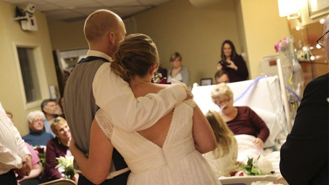 Woman Married Beside Dying Mom In Hospital Is Expecting Baby - iuh.me/2Ckq8NY