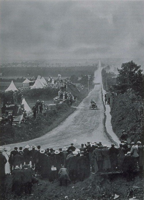 The Car Magazine, August 1903. 
The Gordon-Bennett Race. Three miles of straight road from Athy to Ardscull Moat. 
en.wikipedia.org/wiki/1903_Gord…
