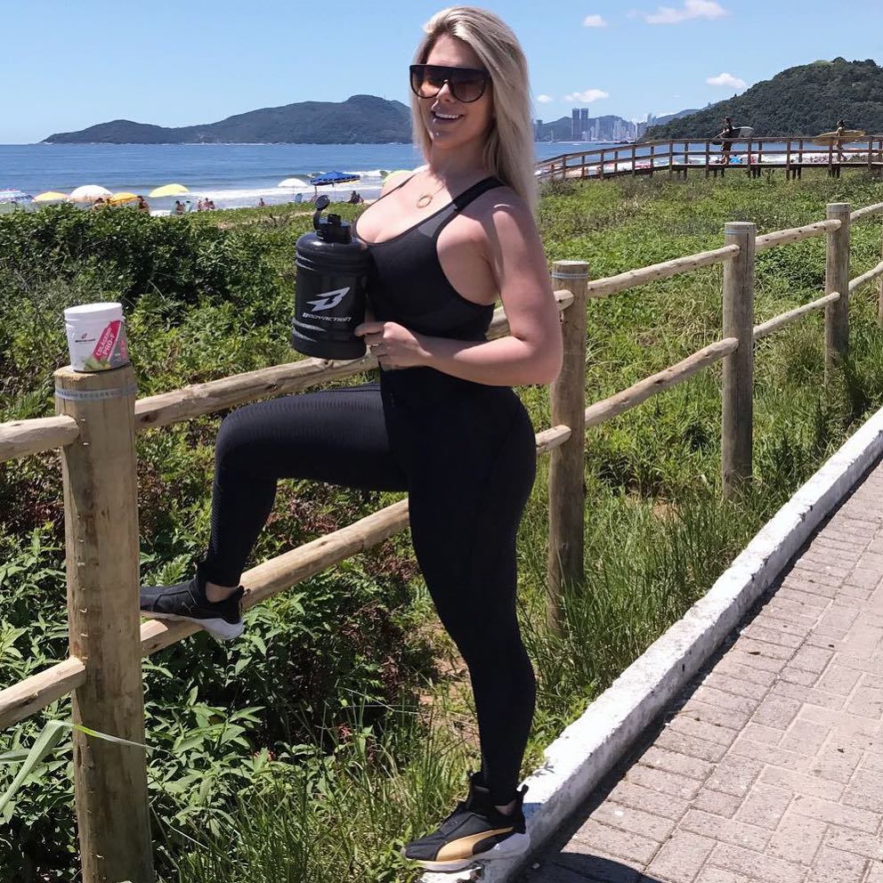 So look preto na mala desse verão 😂 pra disfarçar as gordurinhas 🙈
Mesmo de mini férias e cansada não estou furando os aeróbicos e os treinos, pq se eu quero recuperar os kg que ganhei na gestação , não posso desanimar , só depende de mim !!!