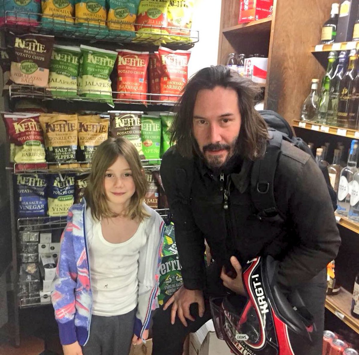 laposhsnack's tweet image. What a start to 2018! So many #poshcrisps from @kettlebrand for @KeanuReeves05 WINNING! #crisps #pretentioussnacks #galore