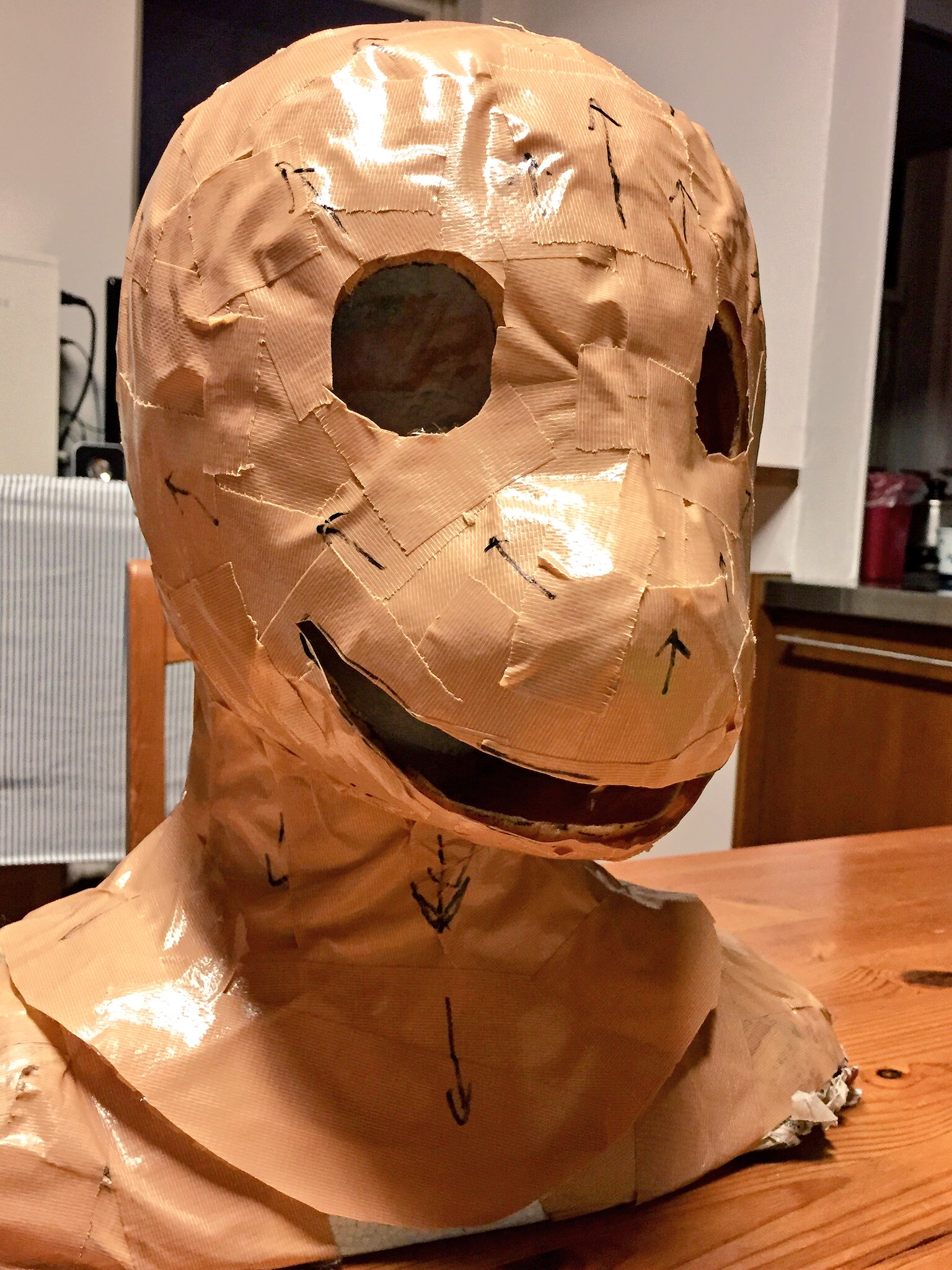 のの子 製作楽しいマン 若干ホラー 型取り 立体裁断 です 再びマネキンにガワをかぶせてラップ ガムテの順ででぐるぐる巻きにする ガムテの皮を切り開いて展開して これをファーの型紙にする 詳しくは 着ぐるみの作り方とかで調べて 展開のセンスが