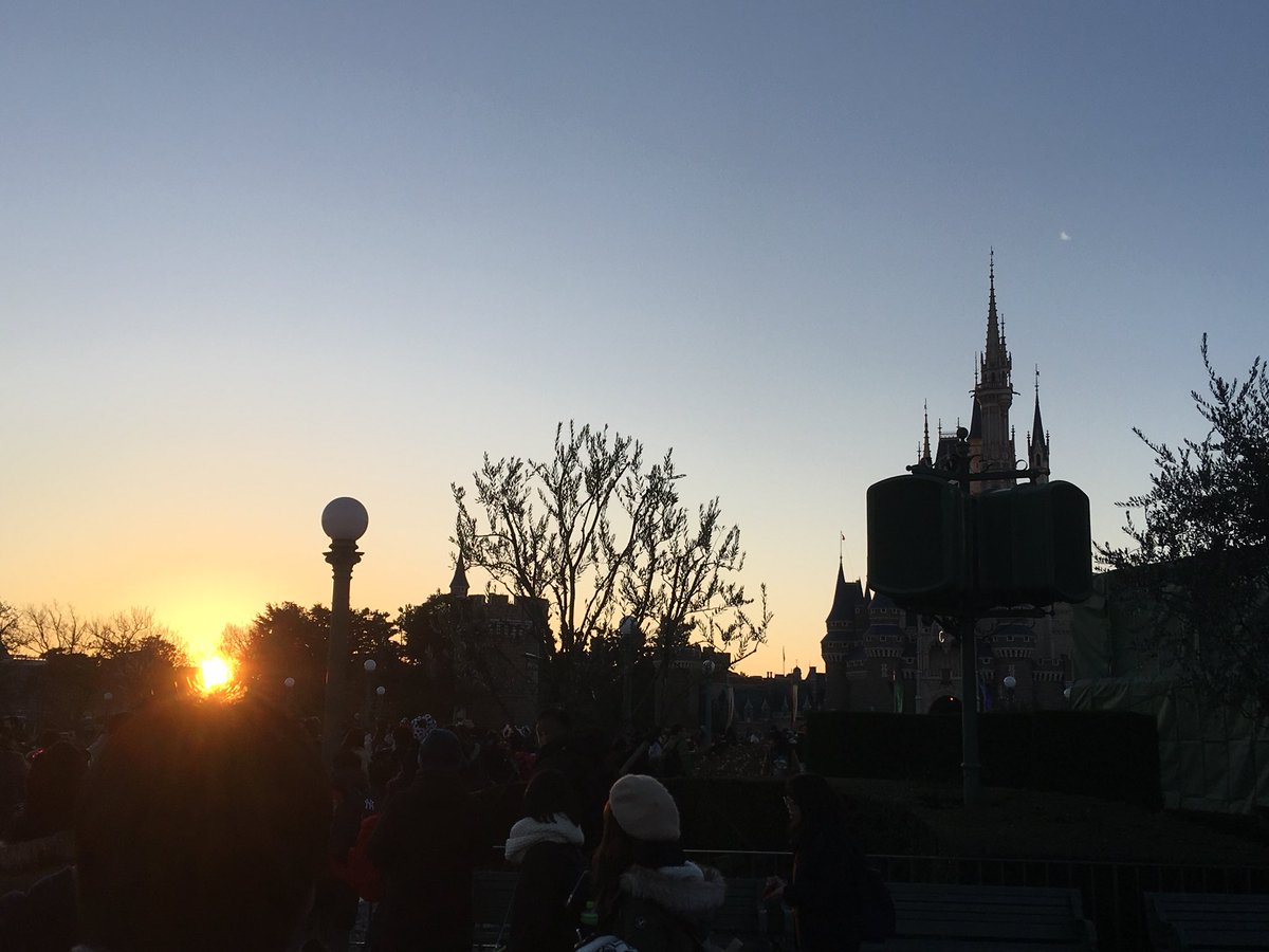 TDLsince1983's tweet photo. 今更だけど、ニューイヤーイヴ、やっぱり最高でした！花火もすごくて、もう大好き！
みんな喜んでくれたし8時間待ってよかった(笑)
来年も行きたいですね〜
今年は初日の出🌄見られた！ https://t.co/CcMMeVYAVt