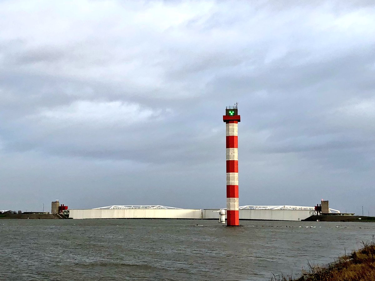EerikS's tweet photo. Stormvloedkering #Maeslantkering  is gesloten ivm hoogwater door #StormEleanor nederland https://t.co/jza6PN9w0z