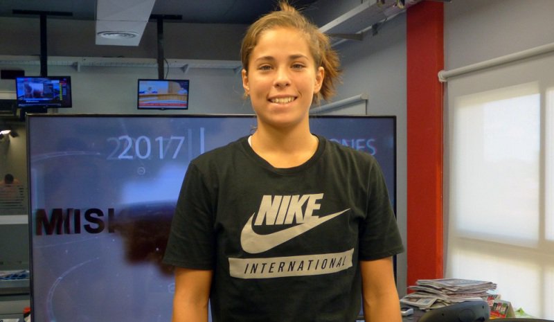 misionesonline's tweet photo. Luchi Von der Heyde, la misionera que pasó de embarrarse en la tierra colorada a brillar con Las Leonas https://t.co/uXUxBjS3la https://t.co/ghhYYnykfS
