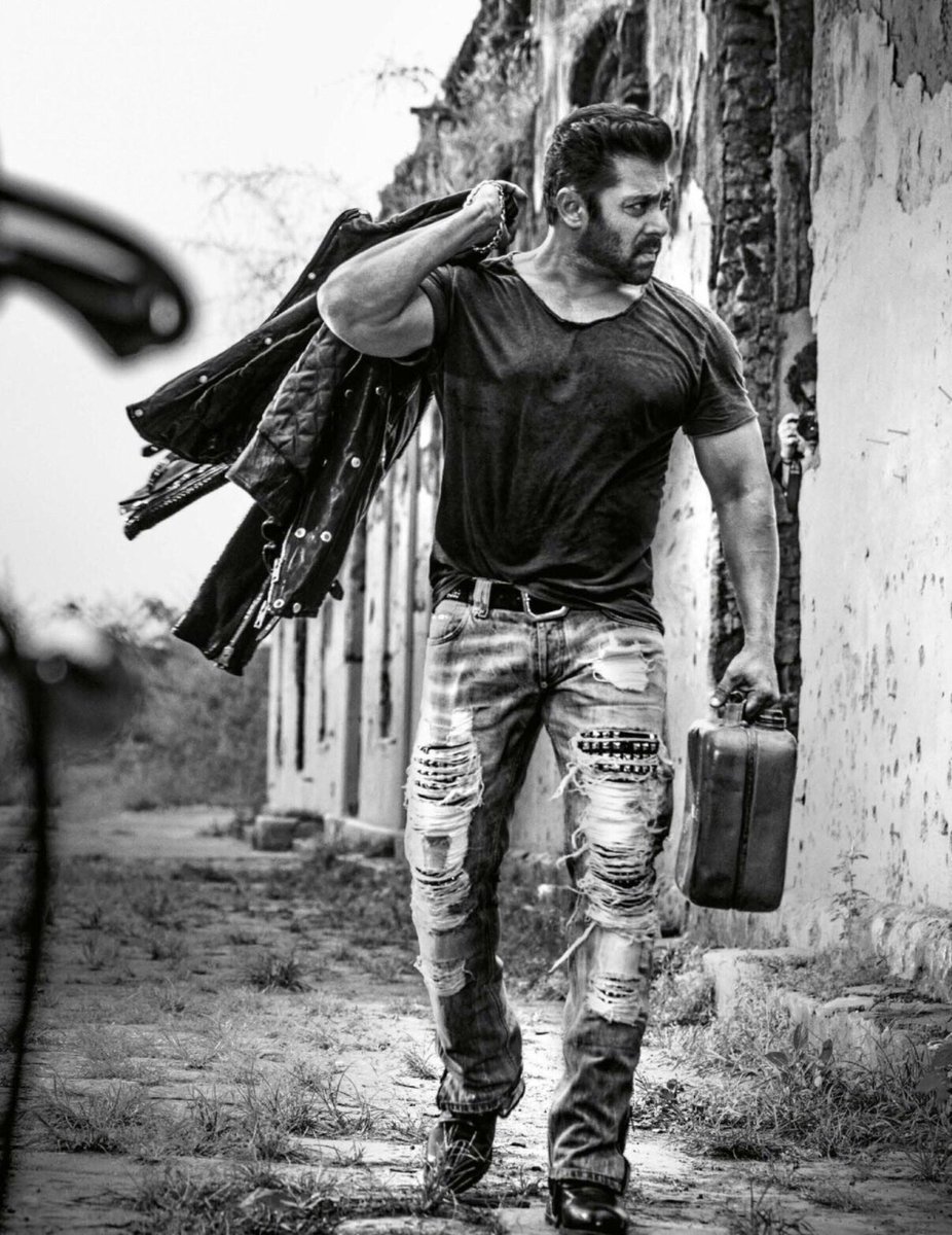 BSKFanClub's tweet photo. HOTTEST Rugged Man On Earth…😎
Photoshoot of #SalmanKhan for #Vogue India December 2017. 😍🔥😘 https://t.co/O5vzQl6C7T