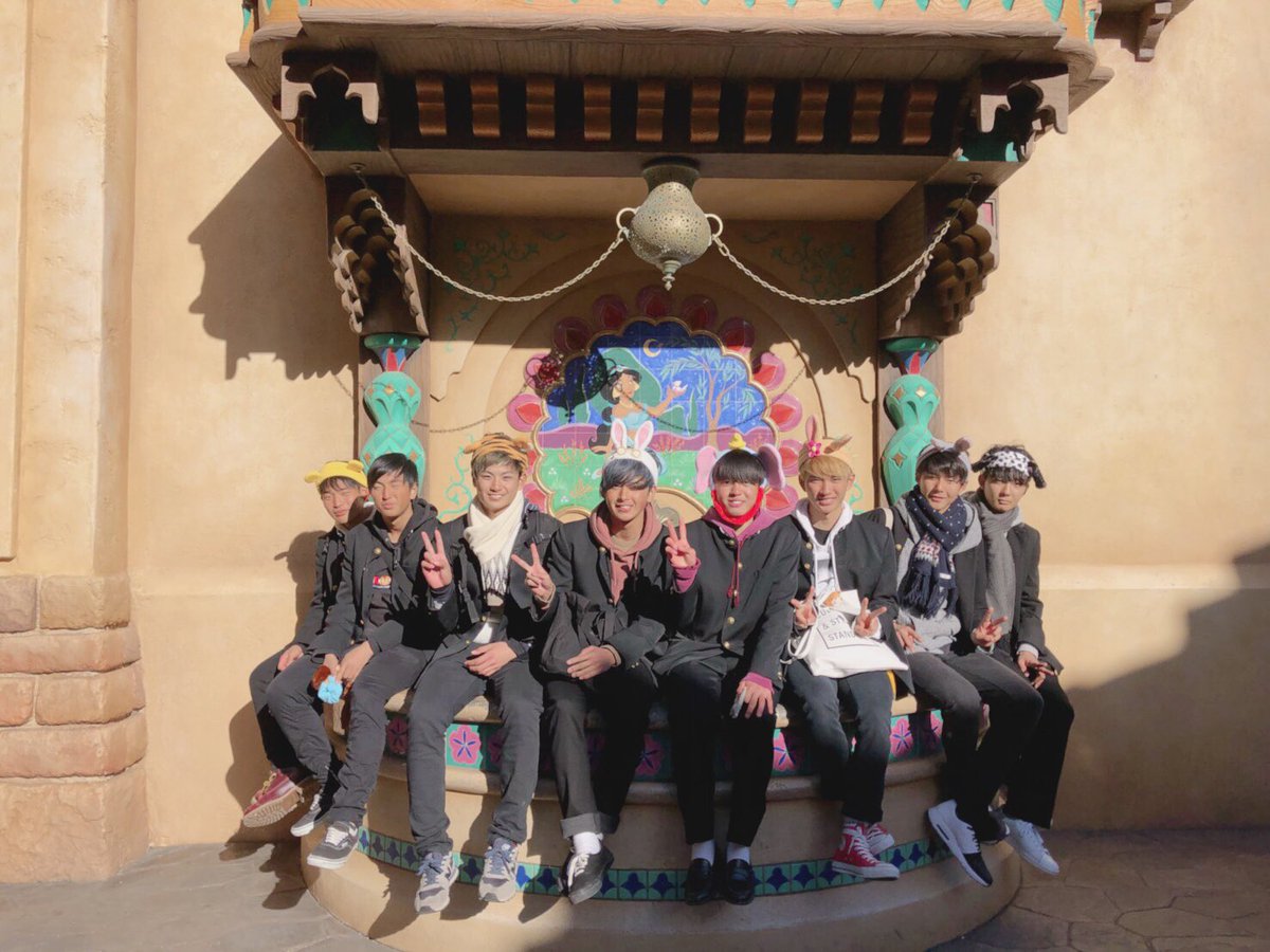 坂井田大輔 1 3 Wed 新年早々ディズニーシー行ってきやした 去年に引き続き制服 パーカーディズニーでやした そして俺だけ金髪なのは本当にみんなで金髪で行こうってなったんですけどみんなしなくてぼっちだったんですほんとに まぁでも