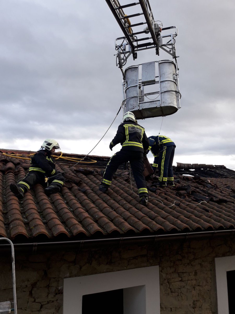 BomberosAraba's tweet photo. Fuego de chimenea en Leciñana de Oca, #UCEIS de Agurain y Espejo trabajando en el lugar. Recordamos la importancia de realizar mantenimiento y limpieza adecuada en los conductos de evacuación de humos. #suhiltzaileak https://t.co/reU6auAP0J