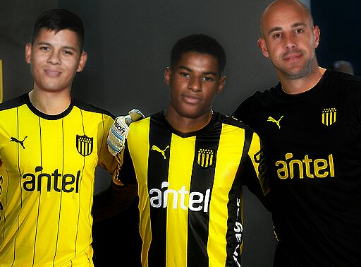 TransferUy's tweet photo. Peñarol va por todo.. Ya suma 3 muy buenas contrataciones. Se trata de Marcos Rojo,  Marcus Rashford y Pepe Reina. En las próximas horas se sumaran a los entrenamientos. #Peñarol #HumorYHumo https://t.co/sMPmw5BIDW