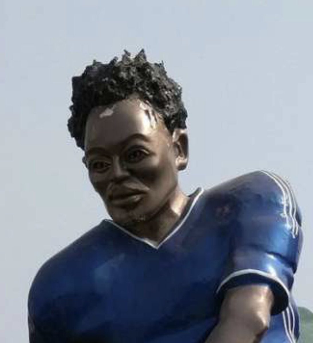 Sporf's tweet photo. OFFICIAL: Michael Essien becomes the next footballer to be immortalised into a dodgy statue. 😂🤣 https://t.co/NZTpH9rXNn