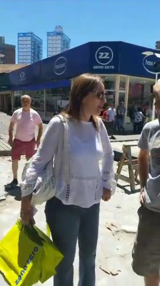 dorrego_juan's tweet photo. La Gobernadora Vidal de visita en Pinamar, paró en un negocio a comprar ojotas!
Una genia, hablemos de humildad
(Fotos capturas video de #Pinamar24) https://t.co/7NIanyqSQq